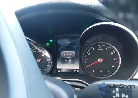 2018 Mercedes-Benz C 300 z USA, uszkodzony, nr VIN 55SWF4JB5JU277731